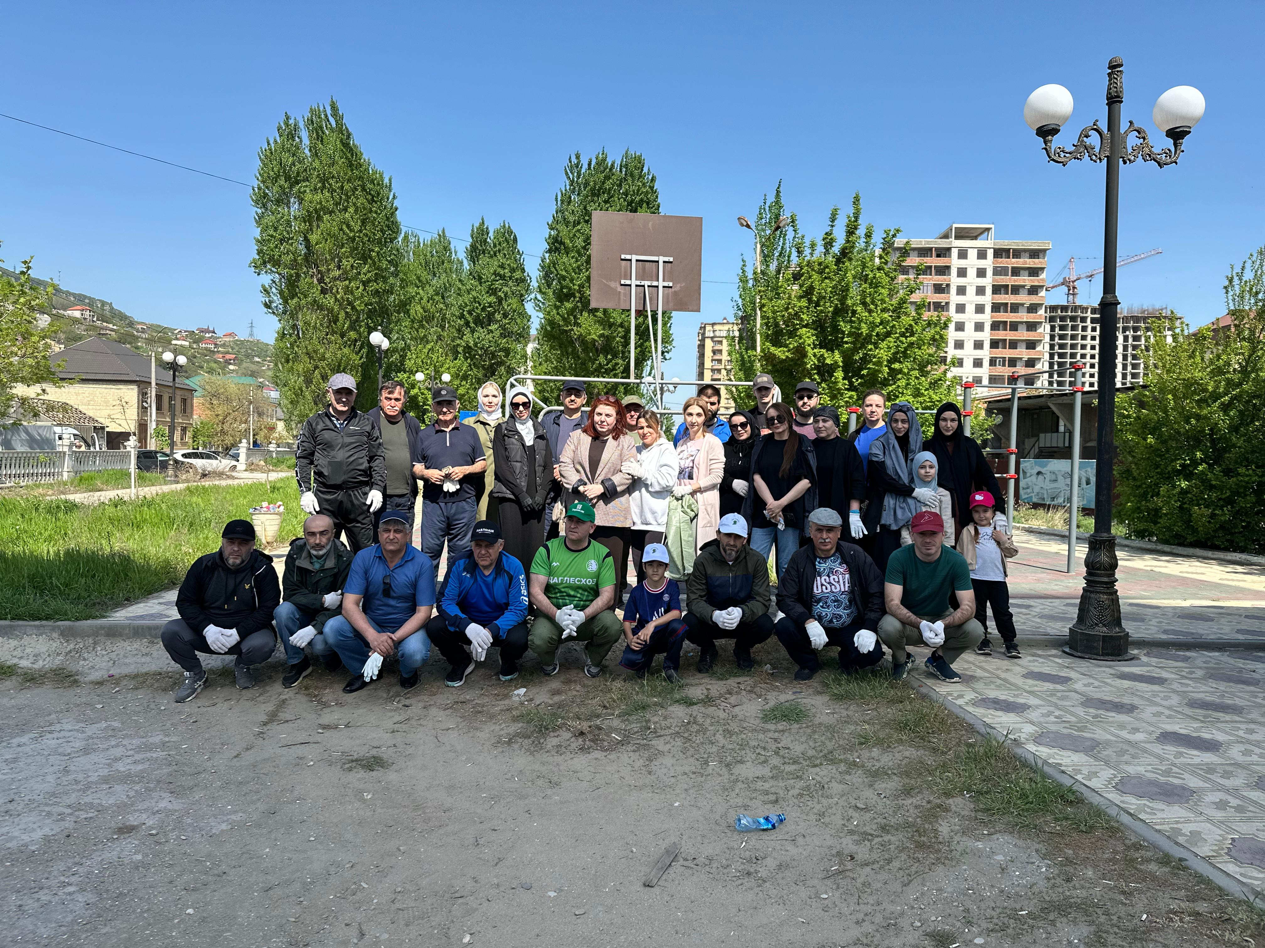 Более 100 работников Комитета по лесному хозяйству РД и подведомственных учреждений во главе с руководителем Даглесхоза Вагабом Абдулхамидовым, приняли активное участие во Всероссийском экологическом субботнике