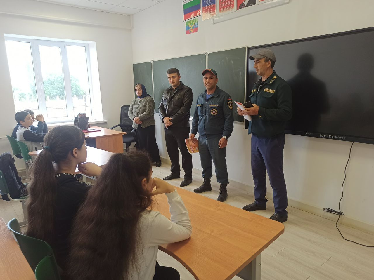 Государственный лесной инспектор ГКУ "Касумкентское лесничество" Пирмагомедов С.С. совместно с пожарной частью 62 с. Карчаг, Сулейман Стальского района провёл открытый урок в Карчагской СОШ на тему противопожарной безопасности