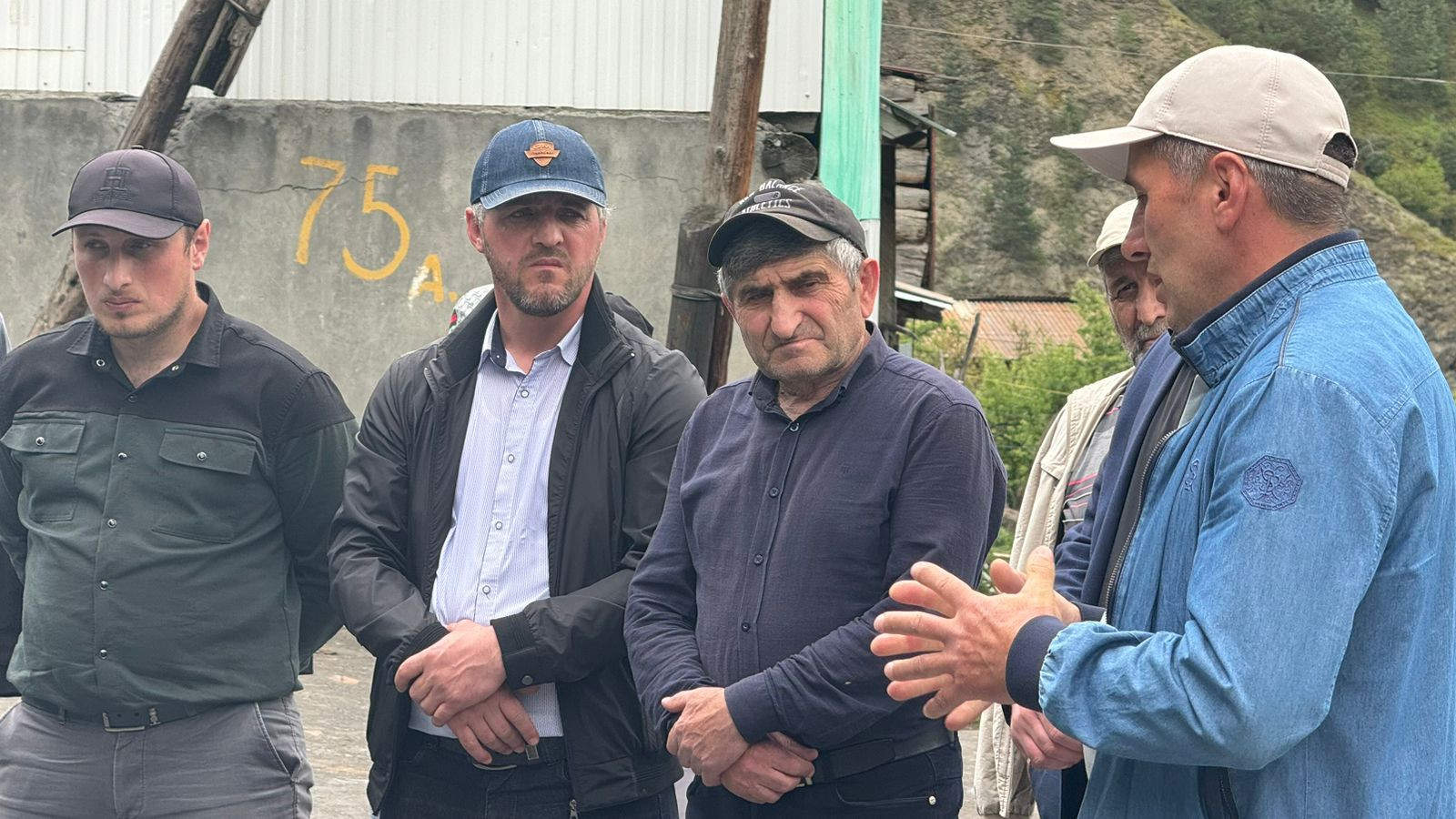 В Дагестане лесники предупреждают население о пожарной опасности в лесу.