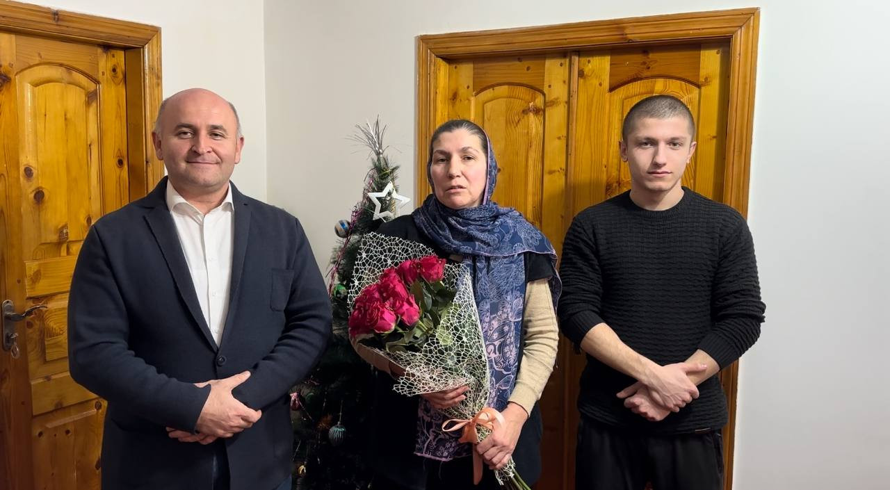 Председатель Комитета по лесному хозяи‌ству РД Вагаб Абдулхамидов  посетил в селе Икра Курахского района семью Героя РФ Зеи‌нудина Батманова.