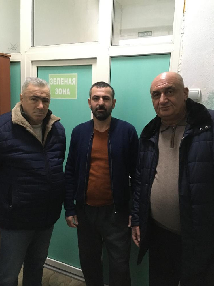 Руководитель ГКУ РД "Самурское лесничество" и участковый лесничий навестили  в поликлинике  бойца СВО государственного лесного инспектора Самурского лесничества Кехлера Эмиргамзаева