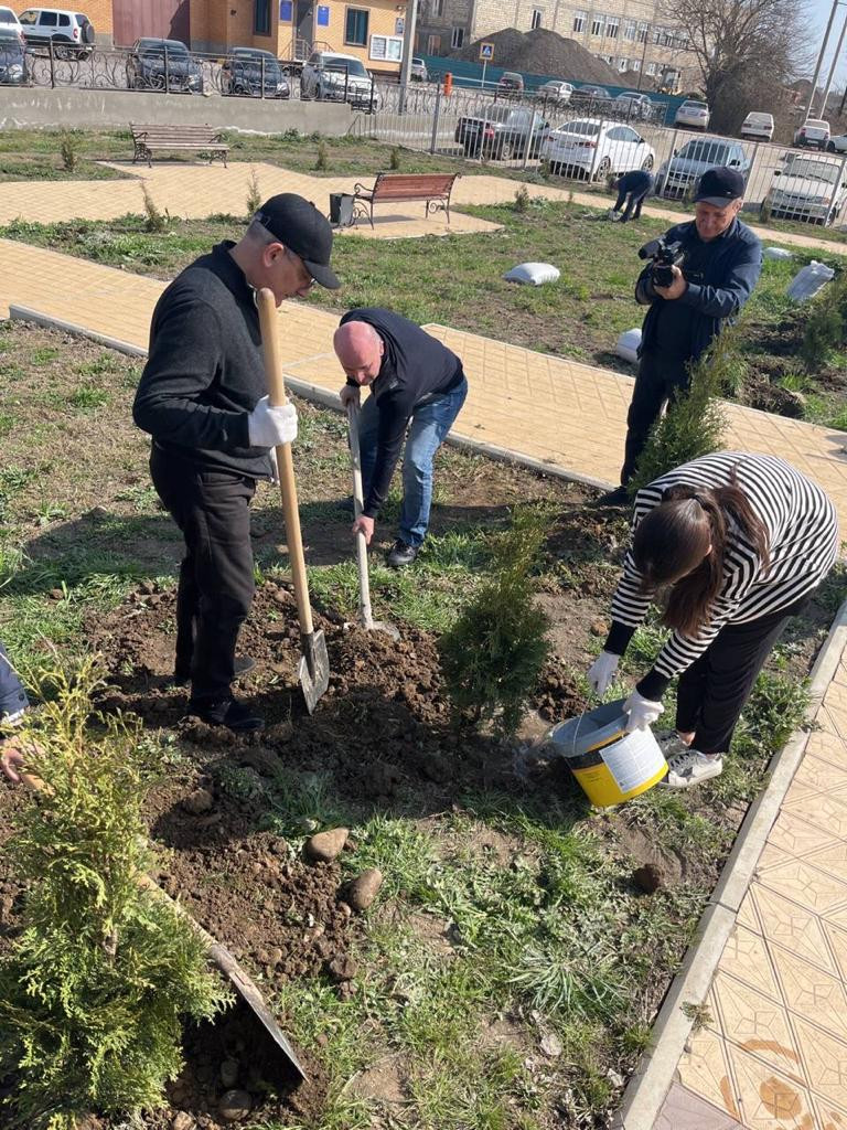 Заместитель Председателя Правительства РД Нариман  Абдулмуталибов и председатель Комитета по лесному хозяйству РД Вагаб Абдулхамидов приняли участие в акции "Сад памяти" в Сулейман-Стальском районе