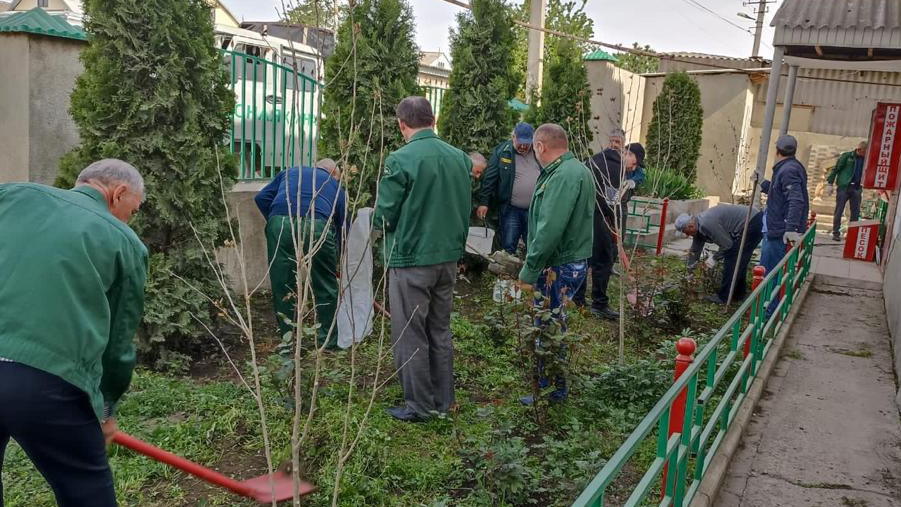 Коллектив ГКУ РД "Касумкентское лесничество" принял участие в Республиканском субботнике! Организовали очистку прилегающей к конторе территории.
