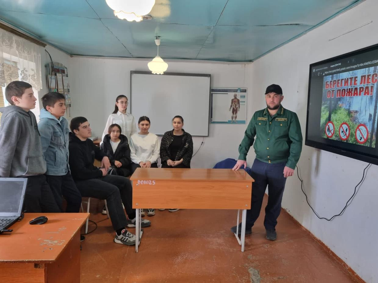 Лесники проводят классные часы в школах с использованием современных технологий