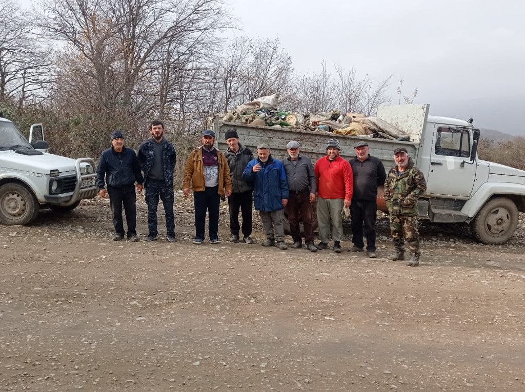 Лесники ликвидировали несанкционированные свалки вдоль автодороги