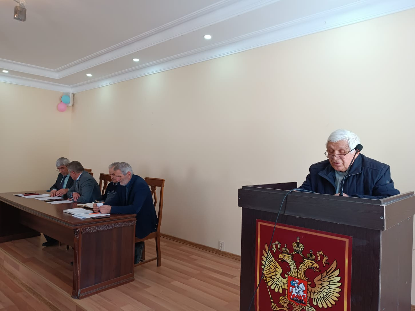 Накануне в актовом зале администрации МР "Цунтинский район" состоялось заседание под председательством и.о. главы МР "Цунтинский район" Ахмеда Гамзатова.