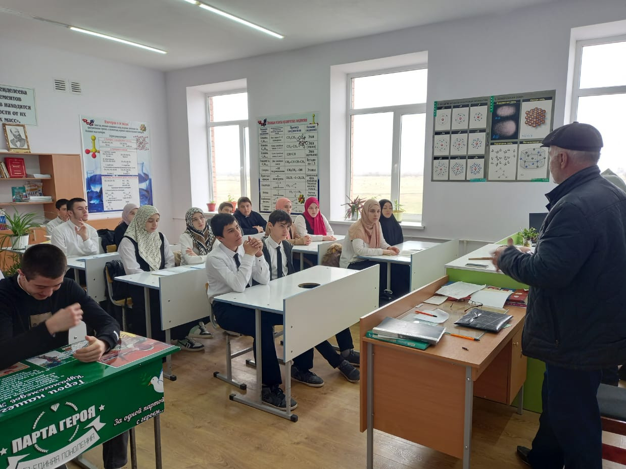 Лесники Кизлярского лесничества проводят классные часы в школах