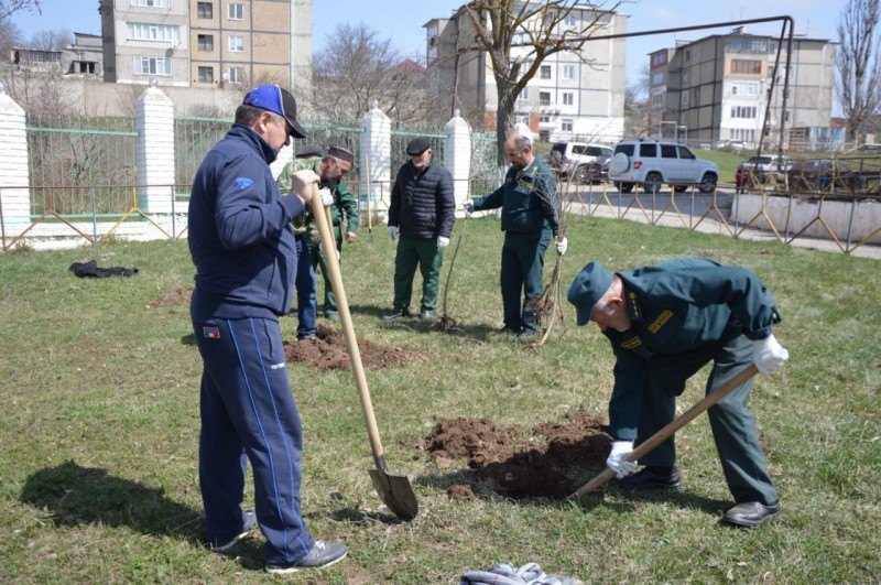В Казбековском лесничестве состоялась масштабная акция по посадке деревьев и уборке территории.