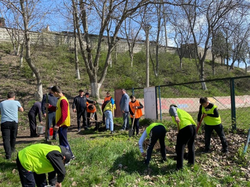 В Хасавюртовском лесничестве продолжают посадку саженцев в честь участников войны.