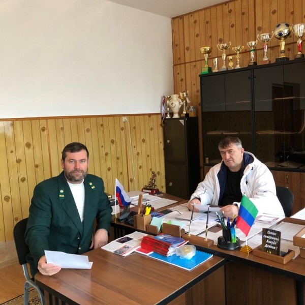 Государственный инспектор по охране леса встретился с главой селения Акбулатюрт и обсудил вопросы противопожарной и санитарной безопасности на лесных землях, прилегающих к селению.