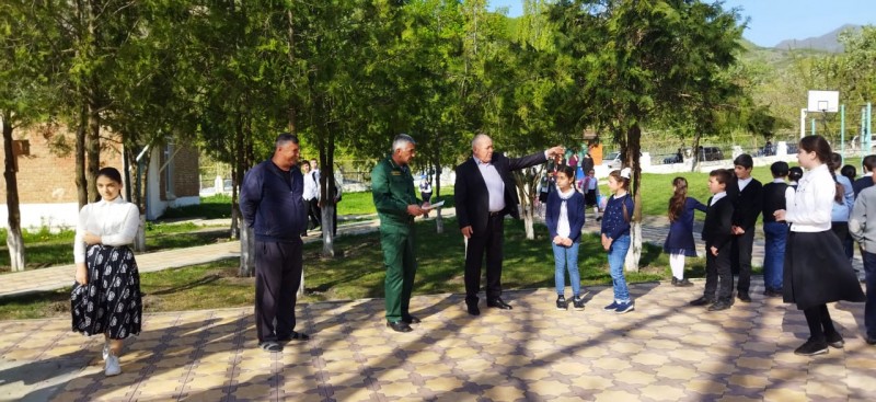 В связи с пожароопасным сезоном лесники проводят классные часы в школах на противопожарные темы.