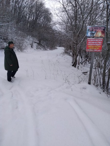 Несмотря на глубокий снег в Казбековском продолжают патрулирования лесов.