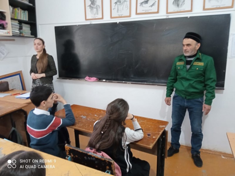 В связи с пожароопасным сезоном лесники проводят классные часы в школах на противопожарные темы.