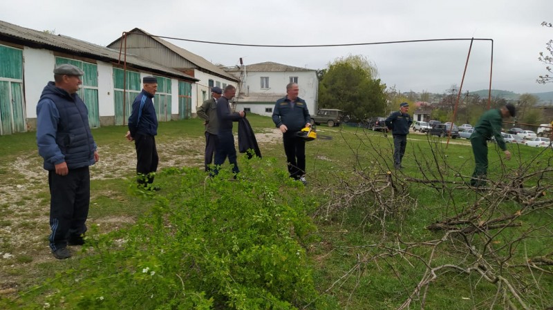 Накануне, в рамках проводимого в Казбековском районе месячника чистоты, коллектив ГКУ РД "Казбековское лесничество" провёл субботник по уборке территории, прилегающей к конторе лесничества.