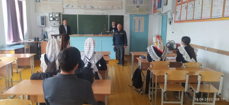 В связи с пожароопасным сезоном лесники проводят классные часы в школах на противопожарные темы.
