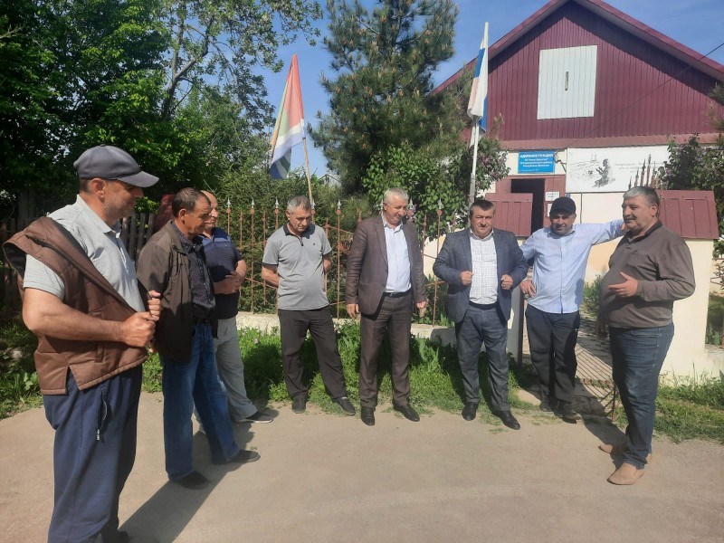 Работники ГКУ РД "Касумкентское лесничество" продолжают беседы с джамаатами сел для профилактики лесных пожаров.