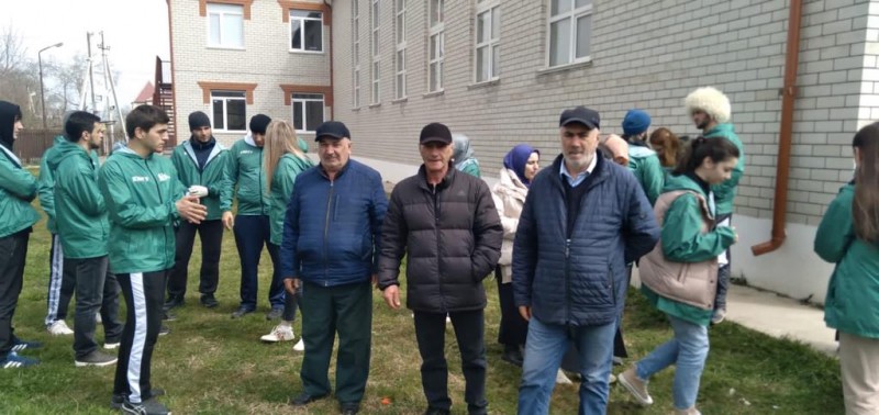 Масштабная акция по посадке саженцев и санитарной очистке лесных массивов прошла в Самурском лесопарке.